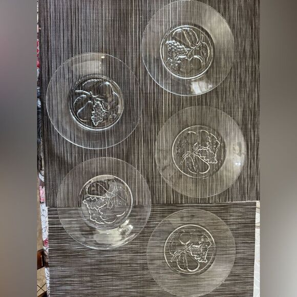 Clear Glass Plates with Fruit Design - Picture 3 of 11